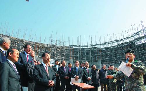 육군훈련소장 서상국 장로(오른쪽)가 17일 논산 육군훈련소 연무대군인교회 신축 현장에서 김삼환 목사(앞줄 왼쪽 두 번째) 등 군선교연합회 관계자들을 대상으로 공사 개요를 설명하고 있다.