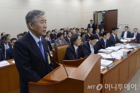 고 백남기 농민 주치의 백선하 서울대병원 교수가 14일 오후 서울 여의도 국회에서 열린 국회 보건복지위원회 국정감사에서 의원질의에 답하고 있다. 2016.10.14/뉴스1  <저작권자 © 뉴스1코리아, 무단전재 및 재배포 금지>