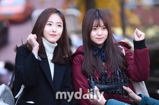 ▲여자친구 신비,엄지 '수능시험장 밝히는 미모'