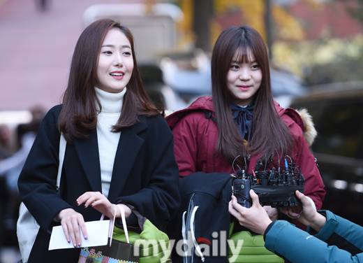 ▲신비,엄지 '수험생 친구들 화이팅!'