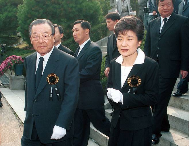 박정희 대통령 서거 22주기 추도식(2001년 10월26일)에 참석한 JP(왼쪽)와 박근혜 대통령(당시 한나라당 부총재). 박정희 대통령의 조카사위인 JP는 박정희 대통령 시절 총리, 공화당 의장 등을 지냈다.
