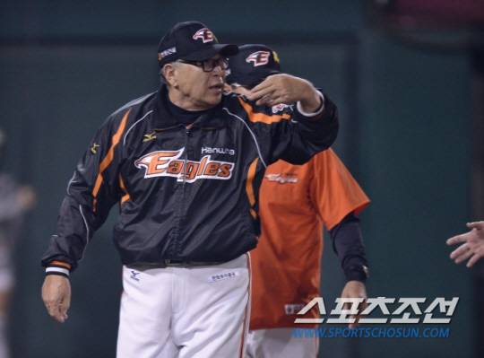 21일 서울 목동야구장에서 2014 프로야구 한화와 넥센의 경기가 열렸다. 6회말 2사 2루서 넥센 윤석민의 3루 선상의 타구 때 김준희 3루심이 안타를 선언하자 김응용 감독이 이에 항의, 선수들을 그라운드에서 철수시키고 있다.김경민 기자 kyungmin@sportschosun.com / 2014.05.21.