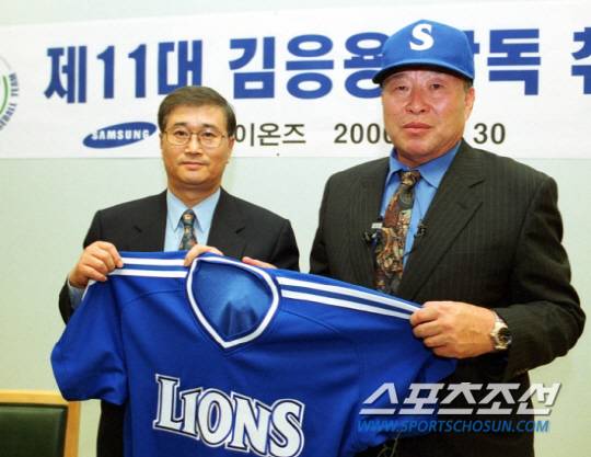 삼성의 신임 감독 '김응용' 감독이 5년 13억 계약을 맺은 후 심필렬 사장과 삼성 유니폼을 들어 보이고 있다. 스포츠조선 DB
