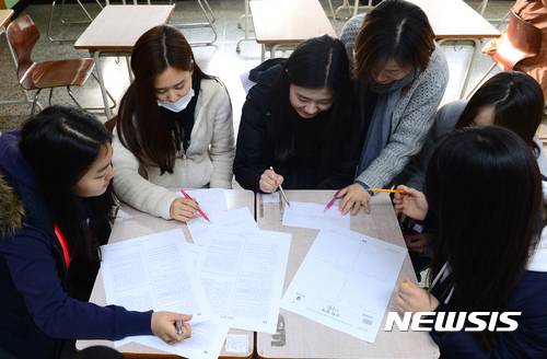 【서울=뉴시스】권현구 기자 = 2017학년도 대학수학능력시험 다음날인 18일 오전 서울 강남구 압구정고등학교에서 고3 수험생들이 가채점을 하고 있다. 2016.11.18.   stoweon@newsis.com
