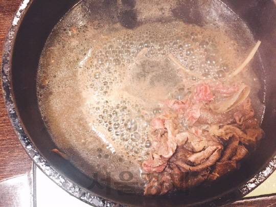 고기가 적당히 익었으면 한 쪽에 몰아 놓자. /정가람 기자