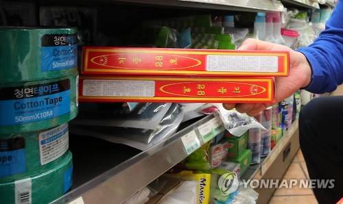 집회를 대비하는 상인      (서울=연합뉴스) 김도훈 기자 = 대통령 퇴진 촉구 집회를 앞둔 18일 오전 서울 광화문 인근 한 편의점에서 점장이 초를 진열하고 있다.      점장은 집회 기간 동안 평소보다 품목별로 평소보다 5~10배 가량 물품을 더 발주했다고 말했다.