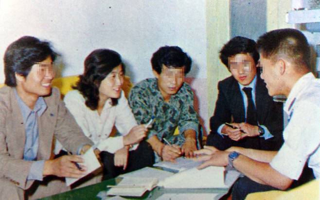 “전국새마음대학생총연합회 임원들과 함께 알차고 보람 있는 행사 계획을 세우느라 밤이 깊어가는 줄도 모른다.” 1979년 9월23일 주간 <새시대>