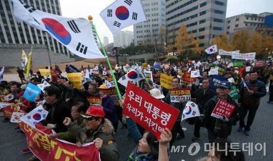 박근혜 대통령 하야를 요구하는 4차 촛불집회가 열리는 19일 오후 박사모(박근혜를 사랑하는 모임)와 보수단체 회원들이 서울역 광장에서 숭례문 방향으로 행진을 하고 있다./사진=김창현 기자