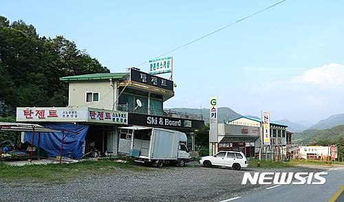 【충주=뉴시스】강신욱 기자 = 충북 충주시 수안보 스키장이 올해 개장이 불투명한 가운데 충주시가 스키장이 조성된 국유림과 시유림 교환을 추진하고 있다. 사진은 스키장 주변 스키 대여점들. 2016.11.19.   ksw64@newsis.com