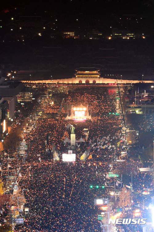 【서울=뉴시스】사진공동취재단 = 19일 오후 서울 광화문광장에서 '최순실 게이트' 진상규명과 박근혜 대통령 퇴진을 촉구하는 4차 '2016 민중 총궐기 대회'에 참석한 시민들이 촛불을 들고 있다. 2016.11.19.   photo@newsis.com