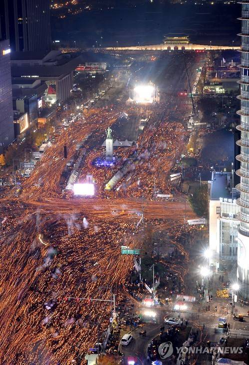 퇴진 촉구 계속되는 촛불      (서울 사진공동취재단=연합뉴스) 19일 오후 서울 광화문광장 일대에서 열린 제4차 촛불집회에 참석한 시민들이 촛불을 들고 '최순실 게이트' 진상규명과 박근혜 대통령 퇴진을 촉구하며 시위를 벌이고 있다. 2016.11.19      photo@yna.co.kr