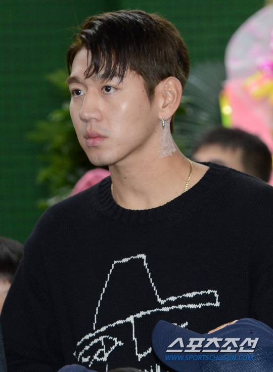 스포츠투아이가 운영하는 야구학교의 개교식이 20일 경기도 성남시 분당구 야탑동 투아이센터 1층 실내교육장에서 열렸다. 개교식에 참석한 이대은의 목에 치료중인 문신의 흔적이 눈길을 끈다.  이날 개교식에는 정대철 이용일 전 KBO총재, 김인식 WBC 대표팀 감독, 양해영 KBO 사무총장, 정진구 대한야구협회 관리위원장, 김승영 두산 사장, 이태일 NC사장 등 야구 관계자들이 참석했고 선동열 김영덕 박영길 백인천 성기영 이광환 강병철 윤동균 김용희 김시진 한대화 등 전직 프로야구 감독들과 이재환 전 일구회 회장, 김광철 전 KBO심판위원장 등 야구인들이 참석했다.   허상욱 기자 wook@sportschosun.com/2016.11.20/