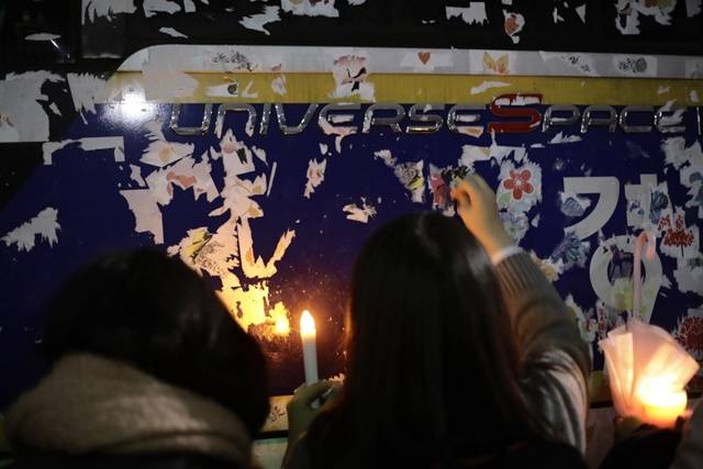 ▲ 시민들은 집회를 정리하며, 경찰버스에 붙였던 스티커를 뗐다. ⓒ