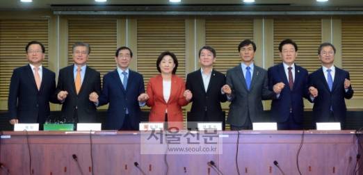 비상시국 정치회의에 참석한 야권 대선주자들 - 20일 국회 의원회관에서 열린 ‘비상시국 정치회의’에서 야권 대선주자들이 함께 포즈를 취하고 있다. 왼쪽부터 김부겸 더불어민주당 의원, 문재인 더불어민주당 전 대표, 박원순 서울시장, 심상정 정의당 대표, 안철수 국민의당 전 대표, 안희정 충남도지사, 이재명 성남시장 천정배 국민의당 전 대표. 2016.11.20정연호 기자 tpgod@seoul.co.kr