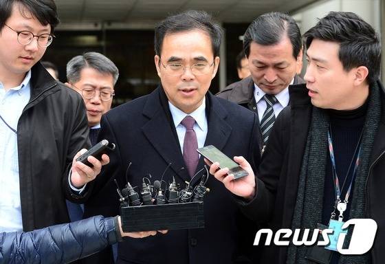 '직권남용 권리행사 방해' 등의 혐의를 받고 있는 김종 전 문체부 차관(가운데)이 21일 오후 영장실질심사를 마치고 서초구 서울중앙지방법원을 나서며 취재진 질문에 답하고 있다. 2016.11.21/뉴스1 © News1 박세연 기자