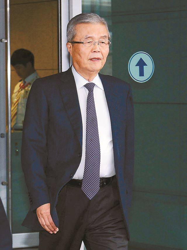 김종인 더불어민주당 전 비상대책위 대표가 지난 14일 2박 3일간 예정돼 있던 중국과 러시아 방문을 급히 취소하고 인천국제공항을 빠져 나오고 있다. 한국일보 자료사진