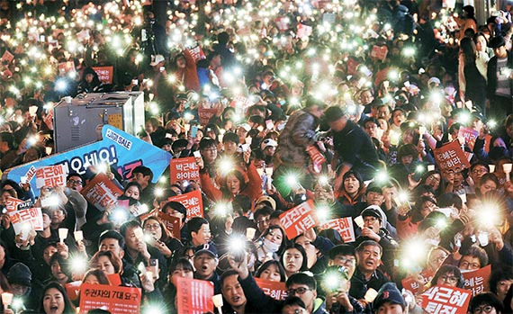 박근혜 퇴진 제4차 범국민행동’ 촛불집회가 지난 19일 전국적으로 열렸다. “바람이 불면 촛불은 꺼진다”고 한 김진태 의원의 지역구인 춘천에서 시민들이 촛불 대신 스마트폰 손전등을 비추며 김 의원의 사퇴를 요구하고 있다.[사진공동취재단]