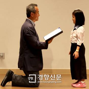 지난 6월 열린 국립생태원 포토에세이 시상식에서 최재천 원장이 어린이 수상자에게 상장을 전달하고 있다.   국립생태원 제공
