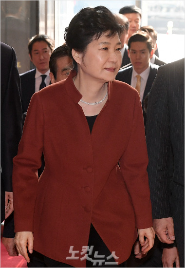 박근혜 대통령이 지난 8일 정세균 국회의장과 면담을 위해 서울 여의도 국회 본청에 들어서는 모습.(윤창원 기자)
