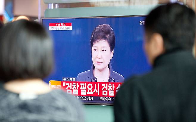 11월4일 서울역에서 시민들이 박근혜 대통령의 2차 대국민 담화문 발표 방송을 보고 있다. © 시사저널 박정훈