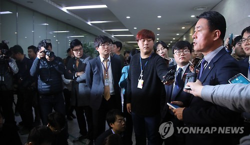 기자회견하는 황영철 의원 [연합뉴스 자료사진]