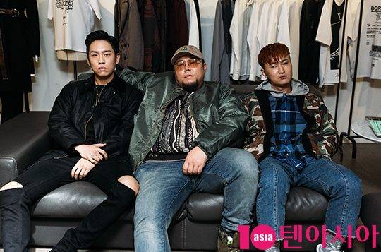 래퍼 한해, 피타입, 마이노스가 서울 마포구 서교동에 위치한 카페에서 진행된 인터뷰에 앞서 포즈를 취하고 있다. / 사진=이승현 기자 lsh87@