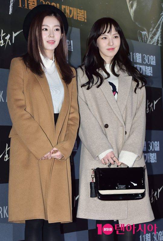걸그룹 레드벨벳 아이린과 웬디가 22일 오후 서울 용산구 한강로 CGV용산에서 열린 영화 ‘두 남자'(감독 이성태) VIP시사회에 참석해 포즈를 취하고 있다.