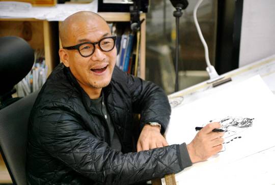 김정기 작가는 즉석에서 다양한 이미지들을 빠른 속도로 표현할 수 있는 능력에 대해 주변을 끊임없이 관찰하고 이를 스케치로 남기는 습관이 큰 도움이 됐다고 말했다.    김낙중 기자 sanjoong@