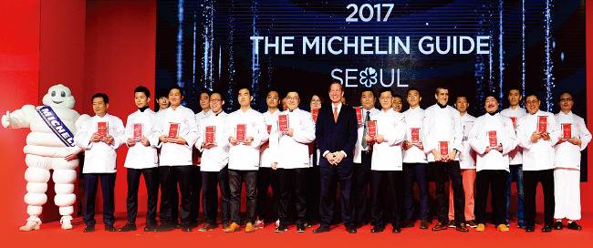 11월 7일 서울 중구 서울신라호텔에서 ‘미쉐린 가이드 서울’ 편에 선정된  24곳의 식당 셰프 및 대표가 기념촬영을 하고 있다. [사진 제공 · 미쉐린 코리아]