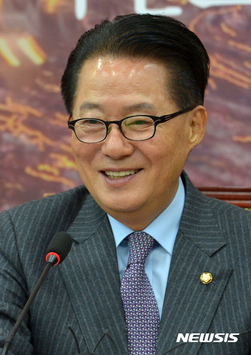 【서울=뉴시스】배훈식 기자 = 국민의당 박지원 비상대책위원장 겸 원내대표가 24일 오전 서울 여의도 국회에서 열린 원내정책회의에 참석해 환하게 웃고 있다. 2016.11.24.   dahora83@newsis.com