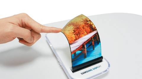 삼성디스플레이가 공개한 스마트폰용 POLED 패널이 휘어져 있는 모습. POLED를 활용하면 말거나 접는 디스플레이도 만들 수 있다. / 삼성디스플레이 제공