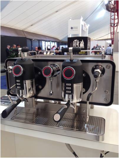 산레모 오페라 에스프레소 머신. 온도 유지기능, 변수조절 기능, 가변압기능, 6가지 레시피저장 기능이 있으며 독립형 보일러 방식을 취하고 있다.