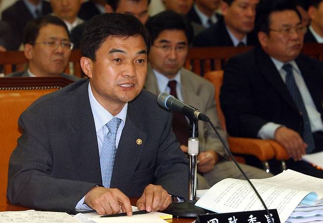 2003년 9월17일 오전 서울 여의도 국회에서 신임해양수산부차관으로 내정된 최락정 차관이 농림해양수산위에 출석해 의원들에게 답변하고 있다. 윤운식 기자