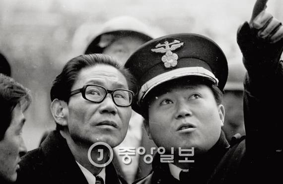 71년 12월 25일 이건개 서울시경국장(현 서울경찰청장)이 대연각 화재현장에서 김현옥 내무장관에게 브리핑을 하고 있다. [중앙포토]