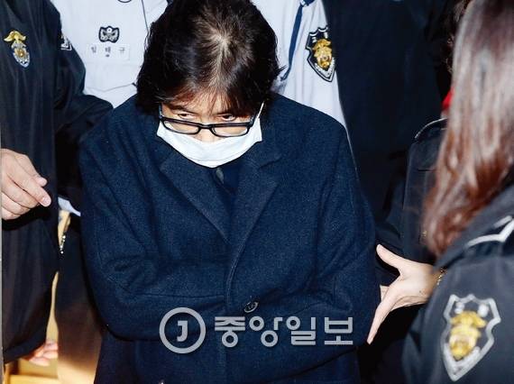 11월 2일 서울중앙지검에서 조사를 마치고 서울구치소로 향하는 호송차에 오르는 최순실 씨.