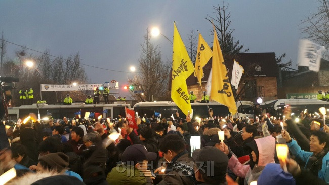 민주노총 등 진보 진영 1500여 개 시민사회단체가 연대한 박근혜정권 퇴진 비상국민행동(퇴진행동)이 26일 오후 서울 종로구 광화문광장에서 ‘박근혜 즉각 퇴진 5차 범국민행동(5차 주말 촛불집회)’ 행사를 개최했다. 행사에 앞서 도심 곳곳에서 사전 집회가 열렸다. 사전 집회 참가자들은 종로 등 도심을 행진, 지난 청와대에서 불과 각각 200m, 400m 떨어진 종로구 궁정동 청운효자동 주민센터와 소격동 세움아트스페이스 앞까지 진출, 집회를 가진 뒤 자진 해산했다. 사진은 사전 집회 참가자들 모습. 신동윤ㆍ구민정 기자/korean.gu@heraldcorp.com