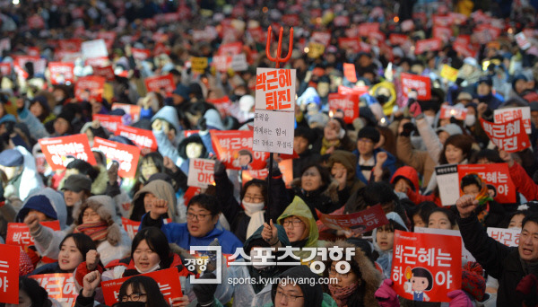 26일 박근혜 대통령과 최순실 일당의 국정농단에 분노한 시민들이 서울 광화문과 세종로 일대에서 촛불집회를 열고 있다.｜이석우기자