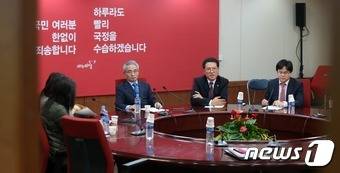 이진곤 위원장((오른쪽 세번째) 비롯한 새누리당 윤리위원들이 28일 오후 서울 여의도 당사에서 열린 윤리위원회에서 의견을 교환하고 있다. 2016.11.28/뉴스1 © News1 손형주 기자