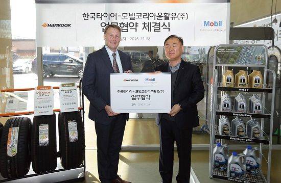 (왼쪽부터)모빌코리아윤활유 사이먼 리즈 사장, 한국타이어 리테일사업본부 이태환 상무(사진=한국타이어)