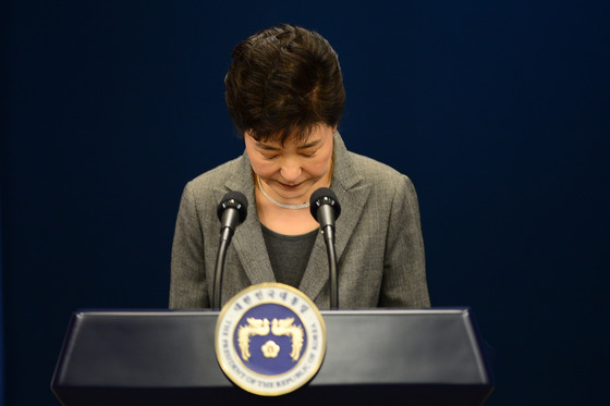 박근혜 대통령이 29일 오후 2시30분 청와대 춘추관에서 제3차 대국민담화 발표를 하고 있다. /사진제공=뉴스1