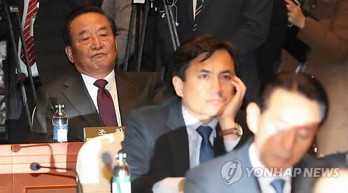 의원총회 참석한 서청원      (서울=연합뉴스) 임헌정 기자 = 새누리당 서청원 의원이 29일 오후 국회에서 열린 의원총회에 참석해 있다.