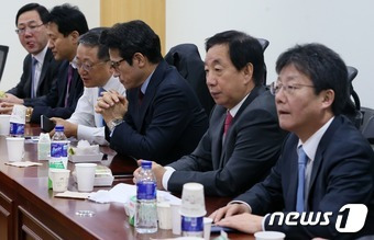 새누리당 유승민, 김성태, 정병국 의원 등이 30일 서울 여의도 국회 의원회관에서 열린 새누리당 비주류 중심의 비상시국위원회에 심각한 표정으로 참석하고 있다. 2016.11.30/뉴스1 © News1 송원영 기자