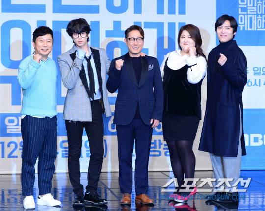 30일 서울 상암동 MBC사옥에서 MBC 예능프로그램 '은밀하게 위대하게' 제작발표회가 열렸다.   '은밀하게 위대하게'는 출장 몰카단 윤종신, 이수근, 김희철, 이국주, 존박이 의뢰를 받아 '은밀하게 위대하게' 움직이며 스타들에게 우연을 가장한 스페셜한 하루를 선물하는 신개념 몰카 프로그램이다.  제작발표회에 참석해 포즈를 취하고 있는 다섯 MC.   송정헌 기자 songs@sportschosun.com/2016.11.30