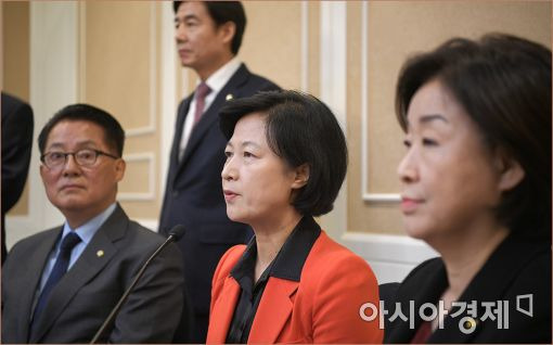 30일 오전 야 3당 대표가 회동한 뒤 회의 결과를 발표하고 있다. 왼쪽부터 박지원 국민의당 비대위원장, 추미애 민주당 대표, 심상정 정의당 대표.