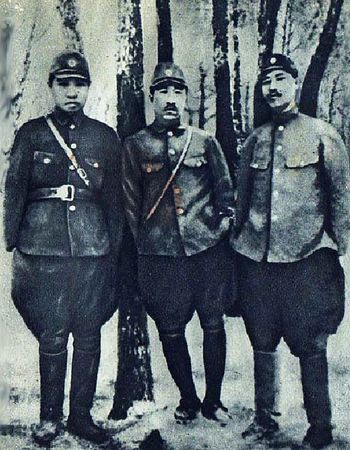 최현(사진 중앙)이 항일혁명시기에 만주에서 김일성(사진 왼쪽), 안길과 함께 기념 사진을 찍었다. [사진 중앙포토]