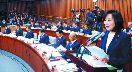 조윤선 문화체육관광부 장관(오른쪽)이 30일 국회에서 열린 최순실 국정농단 의혹 국정조사특위 전체회의에 출석해 의원들의 질의에 답변하고 있다. 서영희 기자