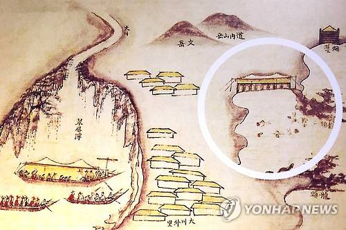 (제주=연합뉴스) 변지철 기자 = 조선 숙종 1702년 제주목사 겸 병마수군절제사로 부임한 이형상이 화공 김남길에게 남기도록 한 '탐라순력도' 병담범주 편에는 지금의 제주시 용두암 인근에서 흰색 수중작업복을 입고 물질을 하는 해녀의 모습이 그려져 있다. 흰색 동그라미 안에 해녀의 잠수조업 모습이 담겨 있다. 2016.11.30 bjc@yna.co.kr