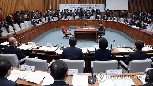 '최순실 국조특위' 첫 기관보고      (서울=연합뉴스) 배재만 기자 = 30일 국회에서 열린 '박근혜 정부의 최순실 등 민간인에 의한 국정농단 의혹 사건 진상 규명을 위한 국정조사 특별위원회' 전체회의.