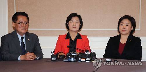 야3당 대표 회동      (서울=연합뉴스) 이정훈 기자 = 국민의당 박지원 비상대책위원장 겸 원내대표(왼쪽부터), 더불어민주당 추미애 대표, 정의당 심상정 상임대표가 30일 오전 국회에서 야3당 대표 회동을 하고 있다.