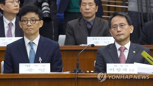 '최순실 국조특위' 출석한 법무부 차관과 검찰국장      (서울=연합뉴스) 황광모 기자 = 30일 오전 국회에서 열린 '박근혜 정부의 최순실 등 민간인에 의한 국정농단 의혹 사건 진상 규명을 위한 국정조사 특별위원회'에 법무부 이창재 차관과 안태근 검찰국장이 출석해 있다.